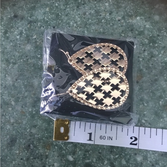 Avon Uniquely Designed Goldtone teardrop earrings - Picture 3 of 8